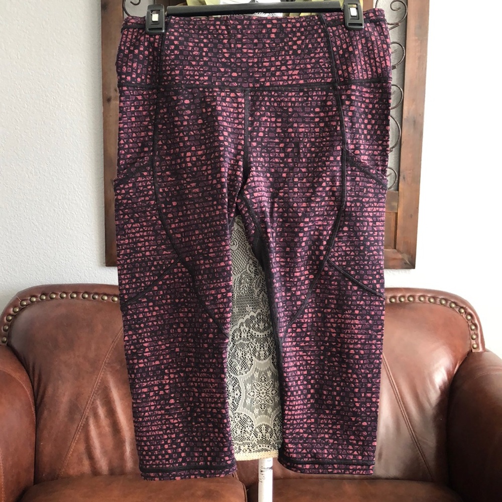Lululemon 🍋 black and red, mesh capris